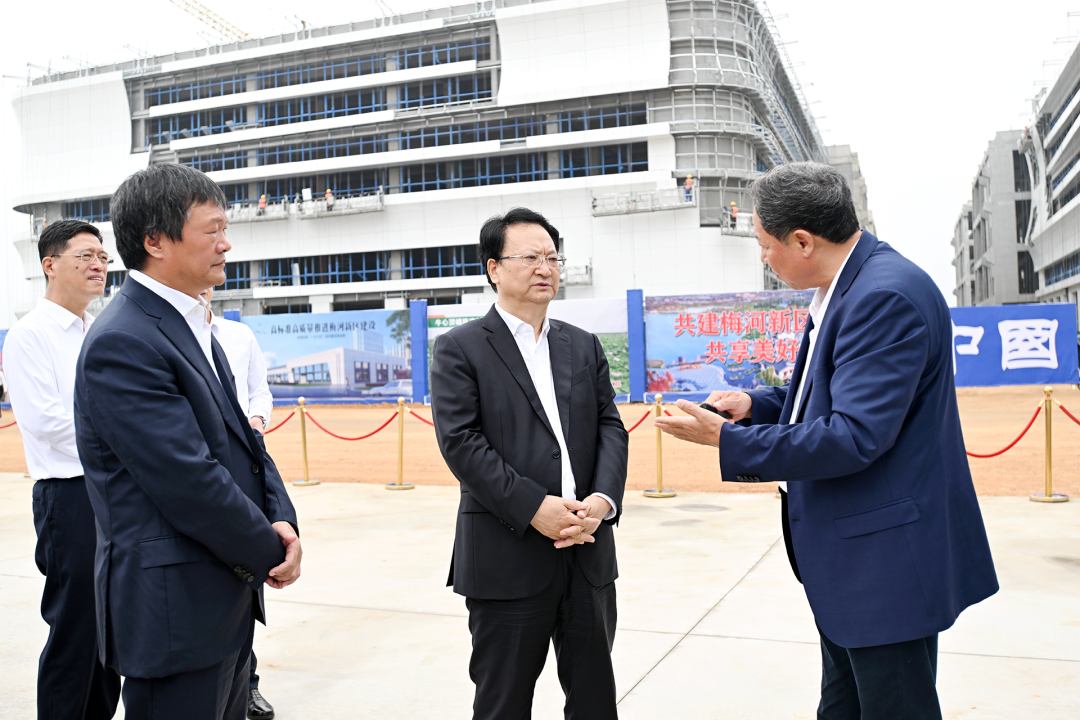 9月9日，省委書(shū)記景俊海到梅河口市調研，在梅河皓月肉牛產(chǎn)業(yè)綜合加工項目現場(chǎng)詳細了解肉牛養殖、加工、交易全產(chǎn)業(yè)鏈運行情況。.png